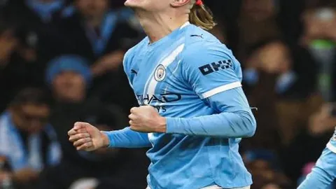 伦敦两大豪门巅峰对决，埃泽帽子戏法谱写新篇章！英超之巅独领风骚，传奇人物再现辉煌！