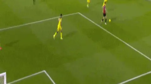 蔡徐坤韩国机场秀时尚灰发，惊艳亮相引关注！